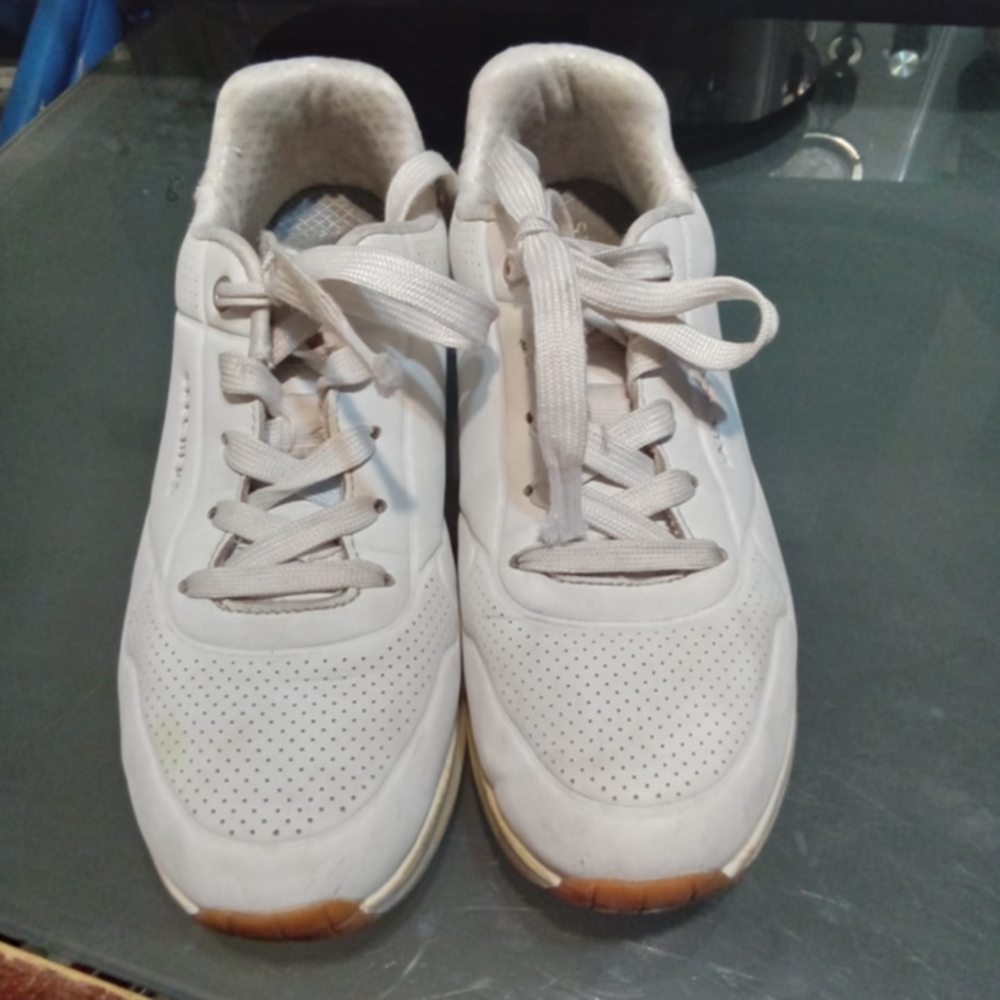 Skechers Kids Girl's White Sneakers Good Preowned Condition Size 4